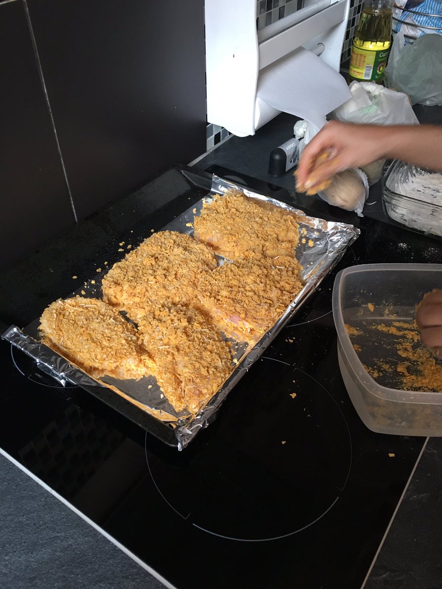 roxysim13's tweet photo. #cornflakecrumbedchicken tonight! Nom! https://t.co/7uM8jgBIWX
