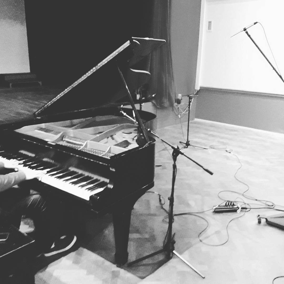 CEMenglish's tweet photo. Compartimos con ustedes imágenes de los alumnos de Producción Musical grabando pianos utilizando diversas técnicas de microfoneo. https://t.co/eq6sMzLT4A