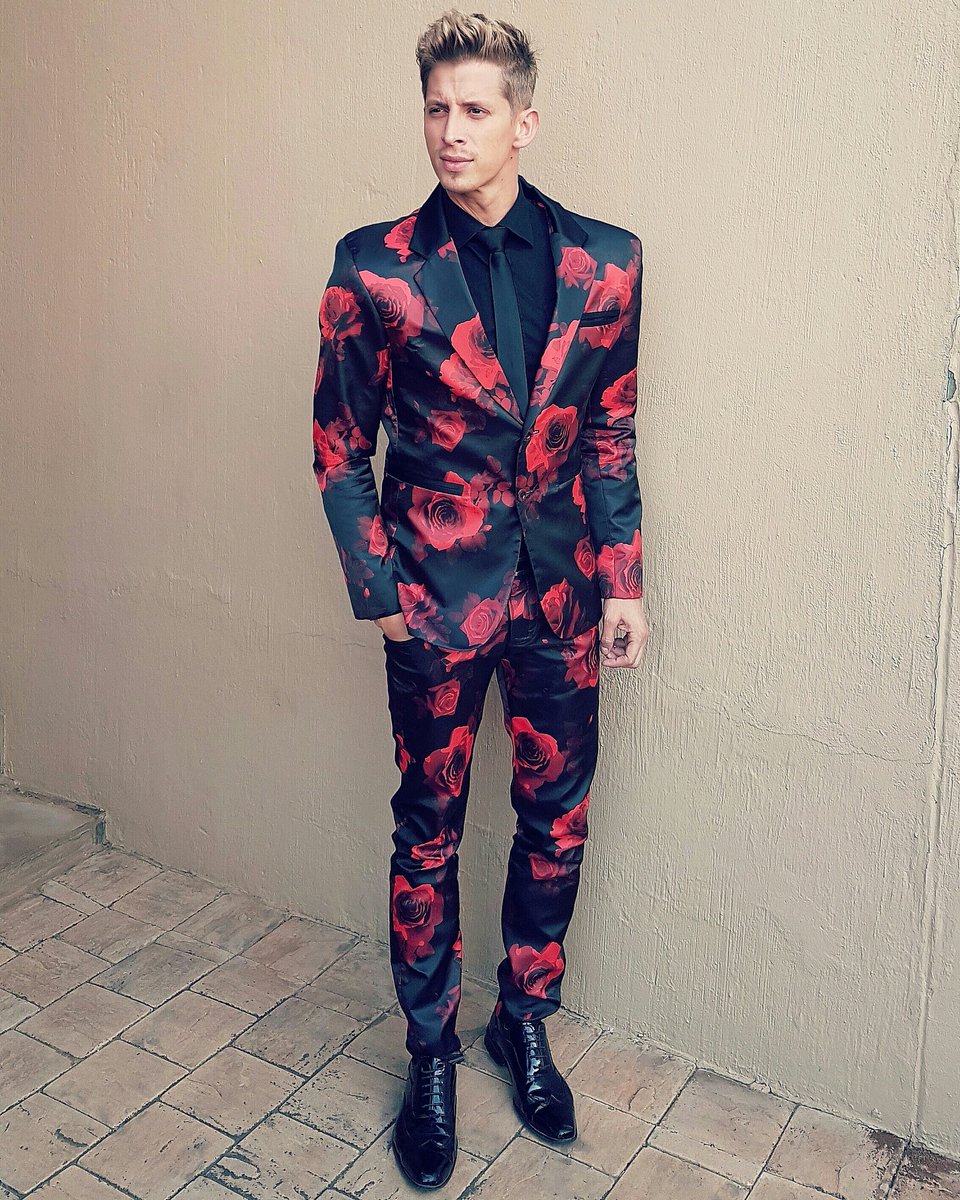 WillemBotha's tweet photo. En weereens het ek Yihann Brönn Couture aan. Dankie dat jy altyd die ongelooflikste pakke maak. 

#nalediawards https://t.co/7lyUke38HM