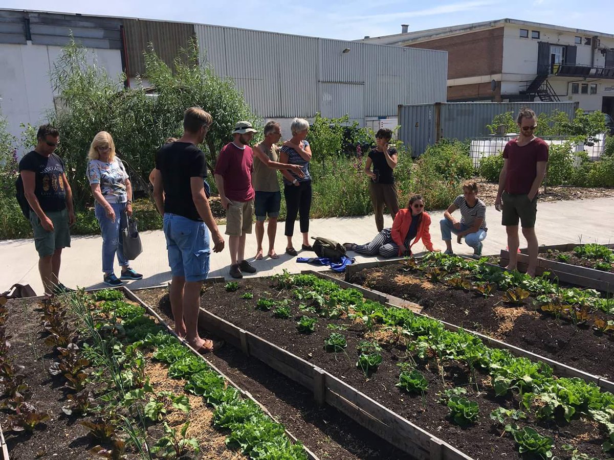 d_akkers's tweet photo. Met alle dakboeren op bezoek bij de prachtige @Voedseltuinrdam, ook voor de cursus #permacultuur van #MaxDeMoestuinman ... https://t.co/TQXtM60TyT
