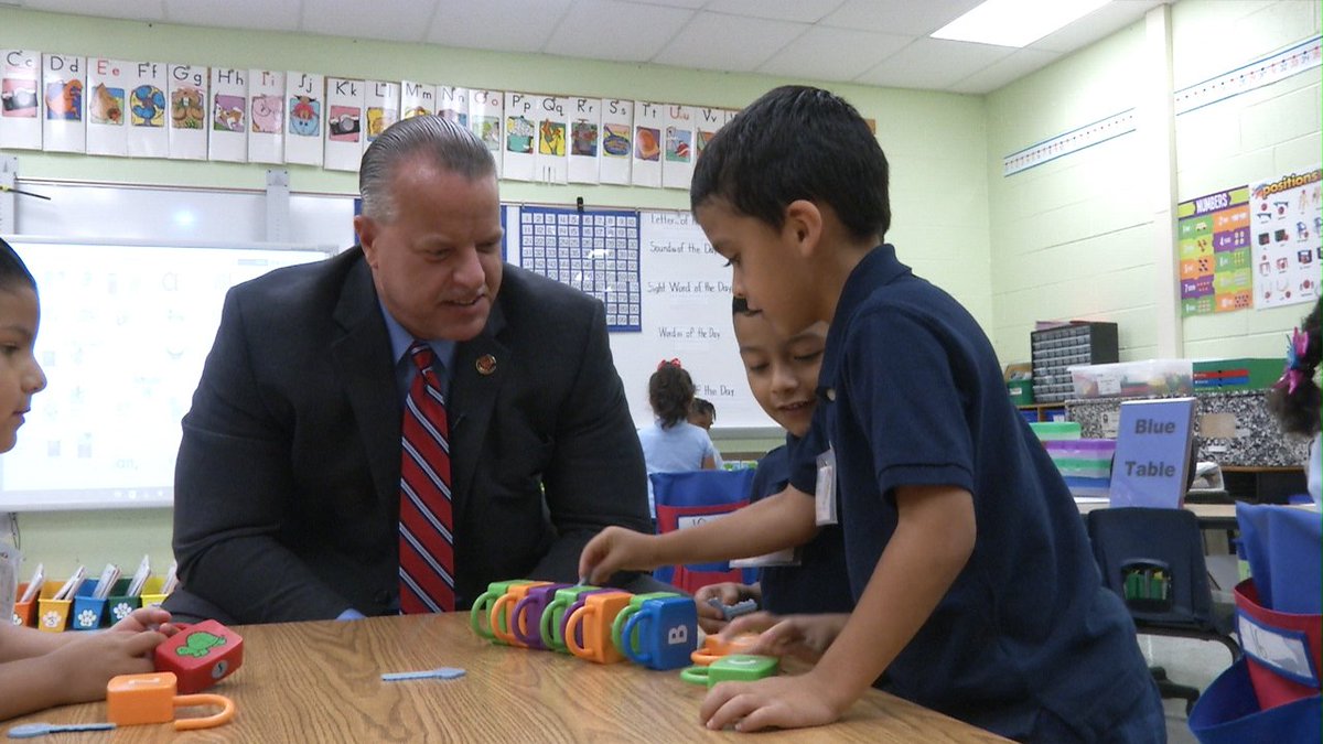 CobbSchools's tweet photo. Early Kindergarten is in full swing at Belmont Hills ES. On this 3rd day, students eagerly show Supt. Ragsdale what they are learning. https://t.co/UFz94ZvFtN