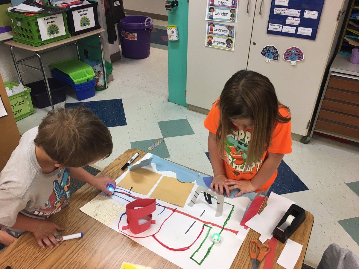 MrRehnlund's tweet image. Brooks first graders from Mrs. Farnum&apos;s class using Ozobots as they create Maps of their community!!!  @techhvs