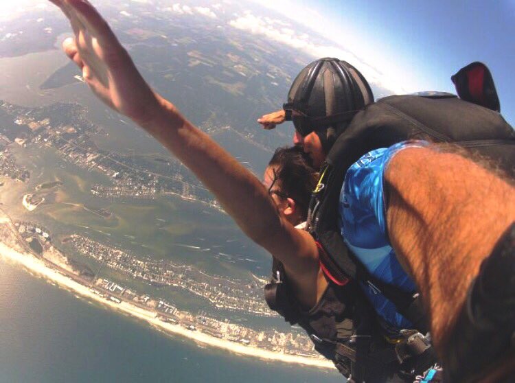 emeritweet's tweet photo. Those who don't jump will never fly 🌤🌎🏝 #livinglifeonthewildside #fly #ifyoureabirdimabird #skydive #3rdtandemjump #beachjumps https://t.co/8xc4GYyuQA