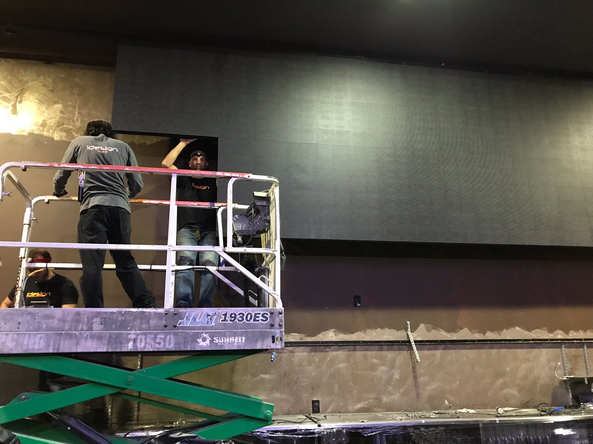 idesignlighting's tweet photo. Before : @11Miami main room video wall upgrade in progress to 2mm screen. This will look amazing! #TeamNoSleep #teamidesign #lovewhatwedo https://t.co/QVTY3eJ7w4