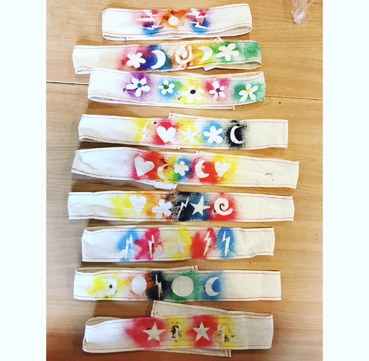 Spray painted head bands 🎨🖌💜🌈⚡️ #art #craft #design #children #cool #fashion #clothes #ootd #painting #kidscraft