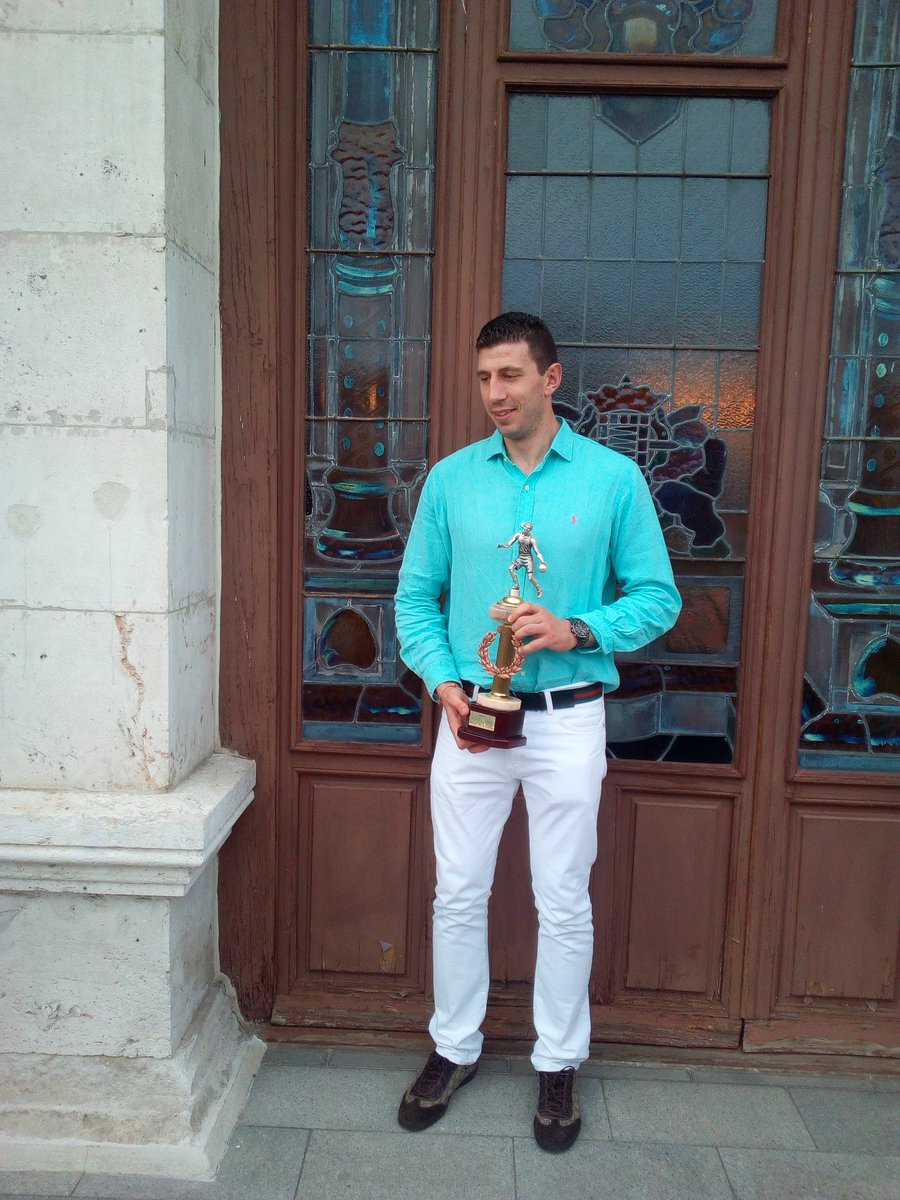 CBC_Valladolid's tweet photo. Capitán y MVP de #LEBPlata. Sergio dea Fuente pasa con su trofeo en el balcón del @AyuntamientoVLL. #SomosDeOro https://t.co/67gHi7olxW