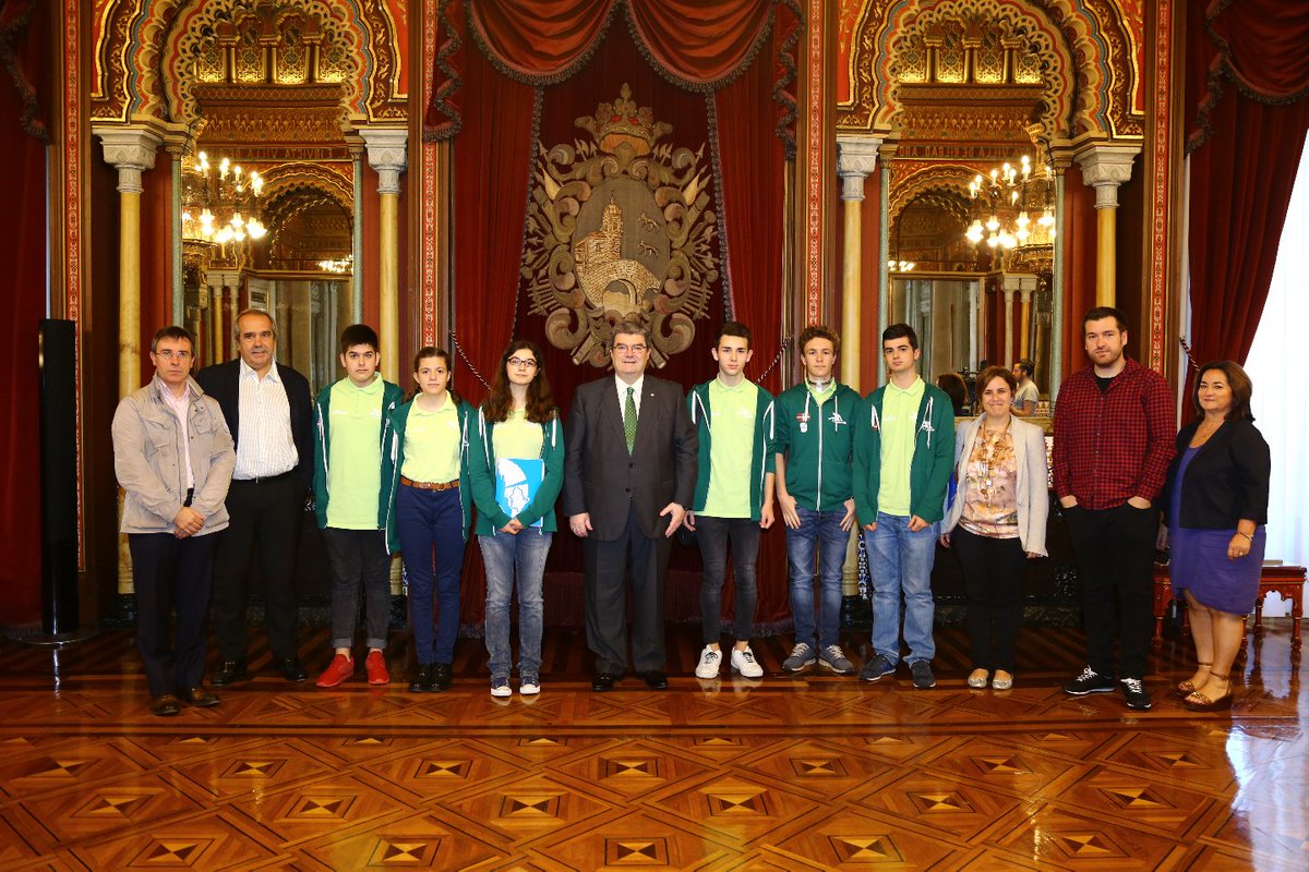 Begonazpiikas's tweet photo. Faunity ha sido 'Mención especial' en el certamen científico en #Oporto. Y el alcalde de #Bilbao, Aburto, les ha recibido. #Begoñazpi https://t.co/WEm3wv8LYy