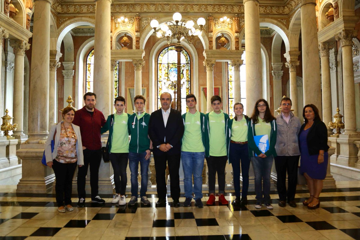 Begonazpiikas's tweet photo. Faunity ha sido 'Mención especial' en el certamen científico en #Oporto. Y el alcalde de #Bilbao, Aburto, les ha recibido. #Begoñazpi https://t.co/WEm3wv8LYy