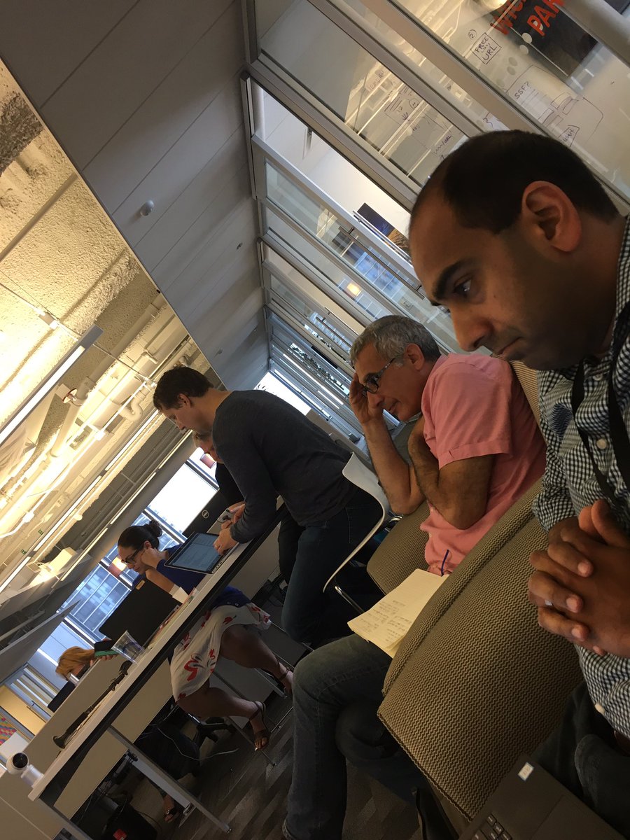 3 days come to an end and various VR apps have come to life! Now the judges judge. @IsobarUS vr hack-a-thon