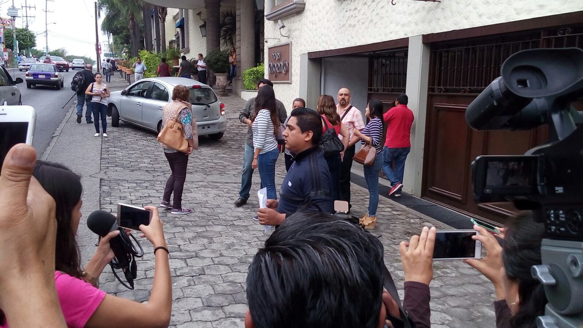 EnSerioNoticias's tweet photo. Irrumpen trabajadores en conferencia de diputados Julio Espín y Bety Alatriste https://t.co/azSCL7TXyq