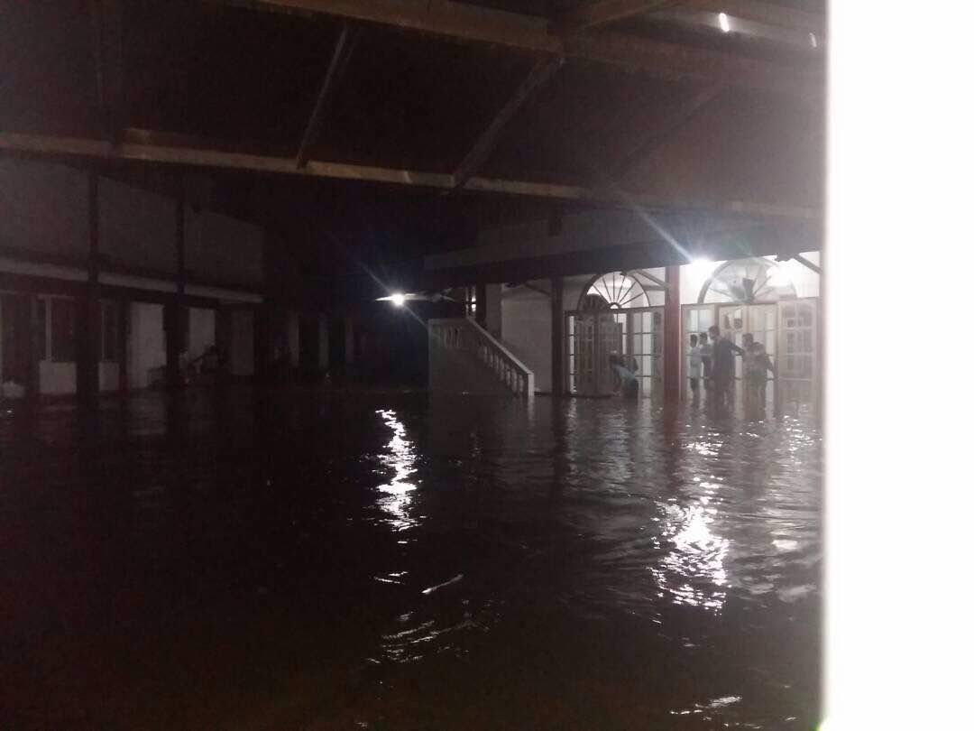 Innalillahi wa innailaihi rojiun.musibah lur. Caah di lembur dulur urang di Rancabango Garut. Selapkeun du'a mugia saralamet sabar sadaya 😭