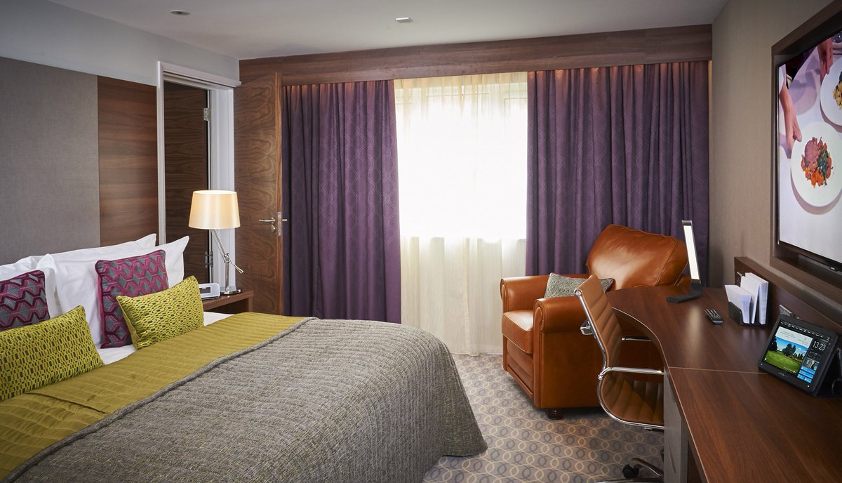 driftinnwybo's tweet photo. Have you seen our new Deluxe bedrooms at #WybostonLakes Hotel? ๐
#stylishfurniture #superkingsize bed #espressomachine #rainshower #minibar https://t.co/n960sCVFj5