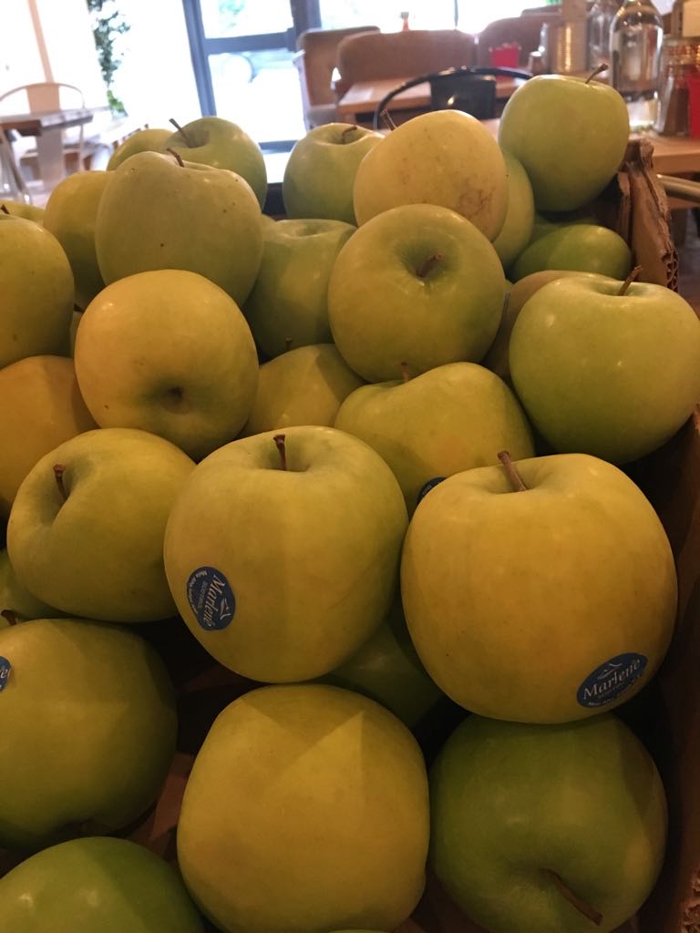 ten10clapton's tweet photo. daily arrivals here for the private guests 😇😘🍏🍎 #claptoners #clapton #hackney #hackneywick #dalston #apple #fresh #juice #applejuice https://t.co/tzrTrMerdf