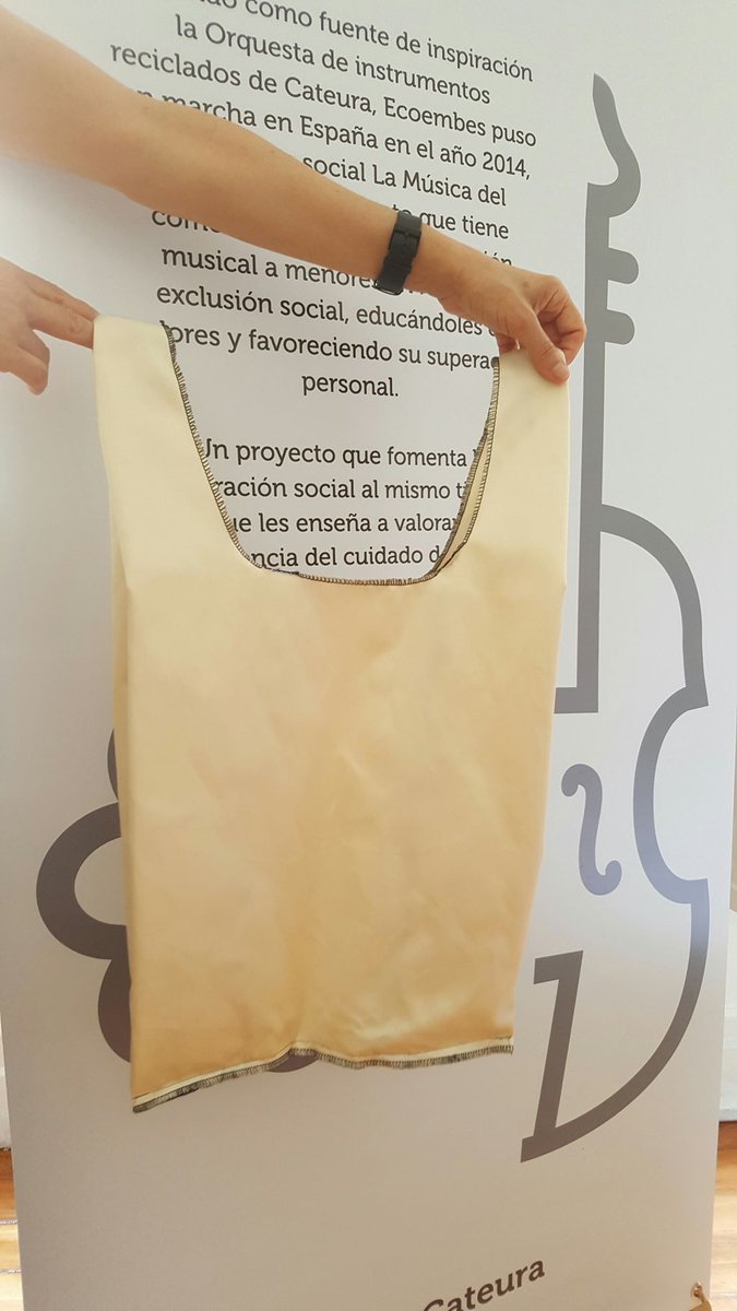 Yesterday, we created some shopping bags with recycled fibers thanks to Ruben Gomez at the #recyclingmarket hosted by <a href="/ecoembes/">Ecoembes</a>! #recycling