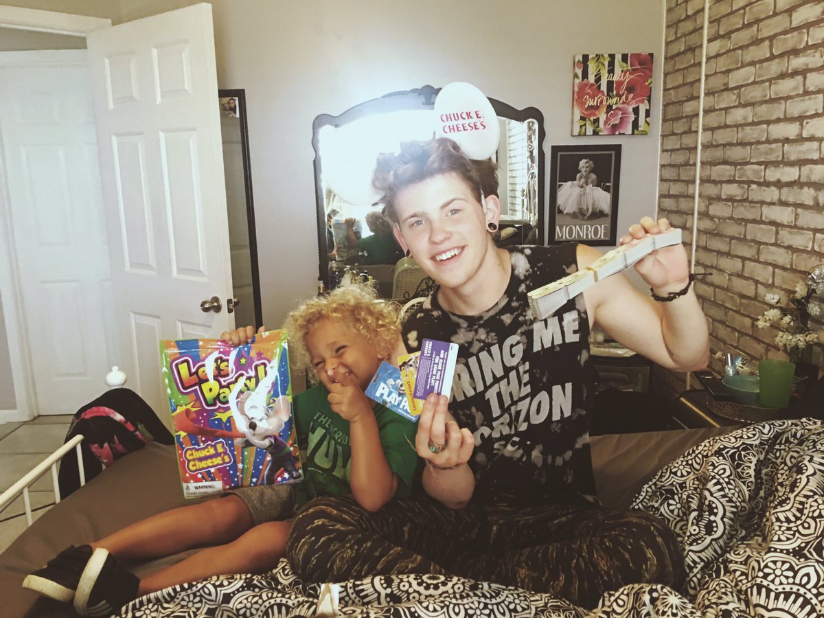 LeviJones's tweet photo. Thanks @ChuckECheeses for making my little pal Kadens day 😊 https://t.co/2EVHPgMj6z
