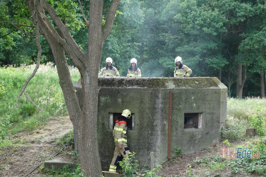 Brandweer blust brand in bunker aan de Klompersteeg 112.press/PJyMd3 #Veenendaal #112Nieuws https://t.co/g4R8vPX1Z0
