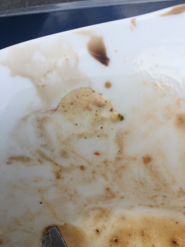 #faces in things : vrouw met hondenmuts. Sausrestanten op mijn bord!