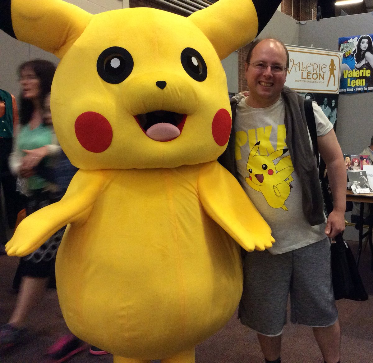 Me With #Pikachu At #ComicCon Yesterday 😊💫
<a href="/swindoncomiccon/">swindon-comic-con</a> <a href="/TheVeronicaT/">Veronica Taylor</a> @TaraSandsLA <a href="/RachaelLillis/">Rachael Lillis</a> #PokemonGO #Pokemon