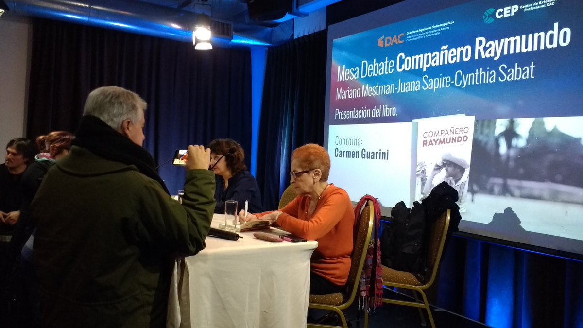 dacdirectores's tweet photo. Juana Sapire y @cynsabat firman ejemplares de #CompañeroRaymundo, editado por @RevSudestada https://t.co/iZedvr3bET