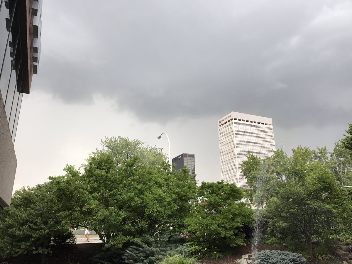 MarcWeinbergWX's tweet image. Small shelf cloud moving into downtown Louisville now.