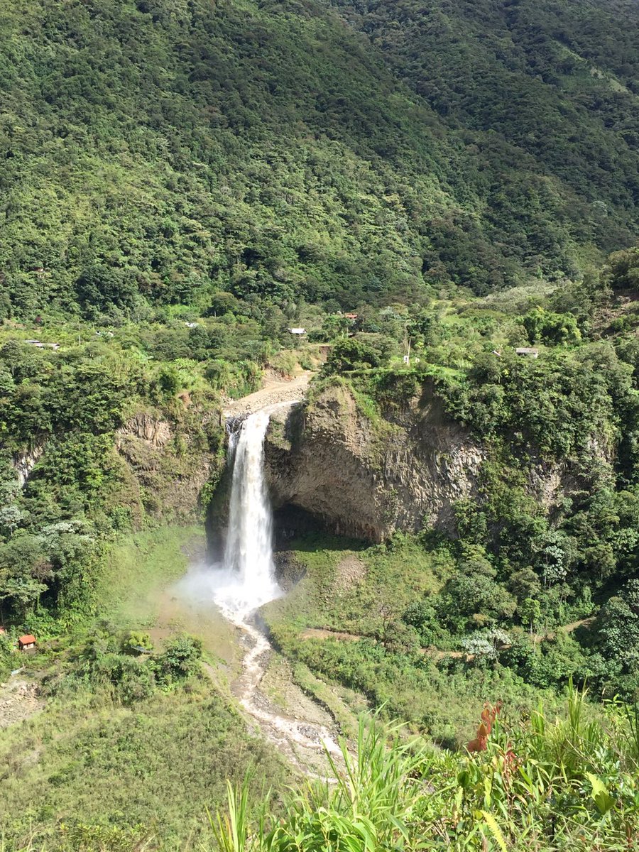Krysis1189's tweet photo. Ecuador is beautiful.  I've hiked up Volcan Pichincha,  visited beautiful waterfalls; and so much more.  Now time to go explore some more 😀 https://t.co/6hJPfqJTAI