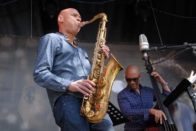 Ultieme stilte op Jazz in Duketown door meestersaxofonist Joshua Redman dlvr.it/PJzCL2