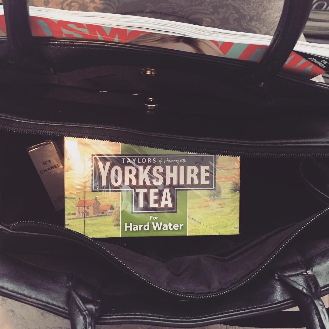 YorkshireTea's tweet photo. Top tip! Avoid bad tea by always carrying nice tea in your handbag.

If you don't have a handbag just use a hand.

📷 https://t.co/v3uYJTWvbp https://t.co/1mwDw5DjB2