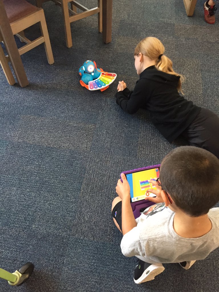 williamsrus5's tweet photo. First day of makerspace at Maplewood today!! #Nkcschools #nkcstem #family https://t.co/ywh7bnmRAb