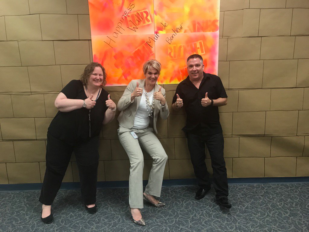 KellyJThompson2's tweet photo. This is happening now...#CCSCHappinessWall  /Ca arrive maintenant... #CSCR MurDeBonheur https://t.co/7iKsgvE1ij