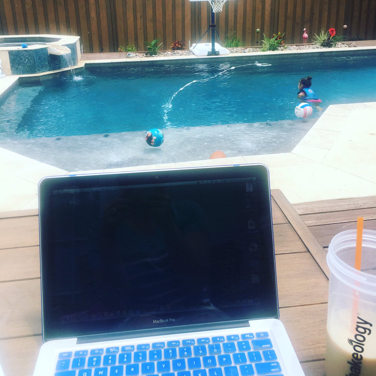 roxstronglife's tweet photo. Outdoor office for the afternoon https://t.co/d0FTjOJkrJ