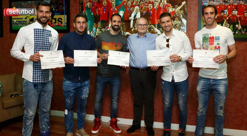 DonRepechaje's tweet photo. ¡¡¡Atención @FIFAcom!!! Jugadores del Atlético Madrid, entre ellos Godín, discriminando a Sendic. https://t.co/RxPzrBt9Aq