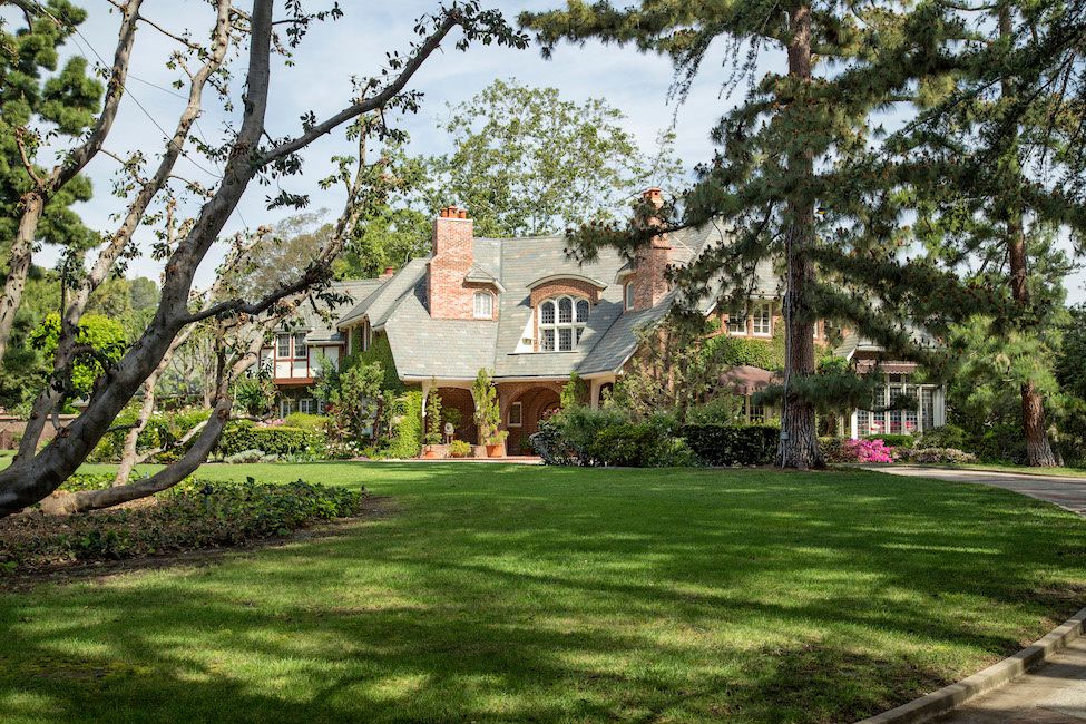 2 OAKMONT DRIVE | Los Angeles
2.77 acres of lush grounds on the most prime street in all of Brentwood
Offered: $32,500,000
<a href="/HiltonHyland/">Hilton & Hyland</a>