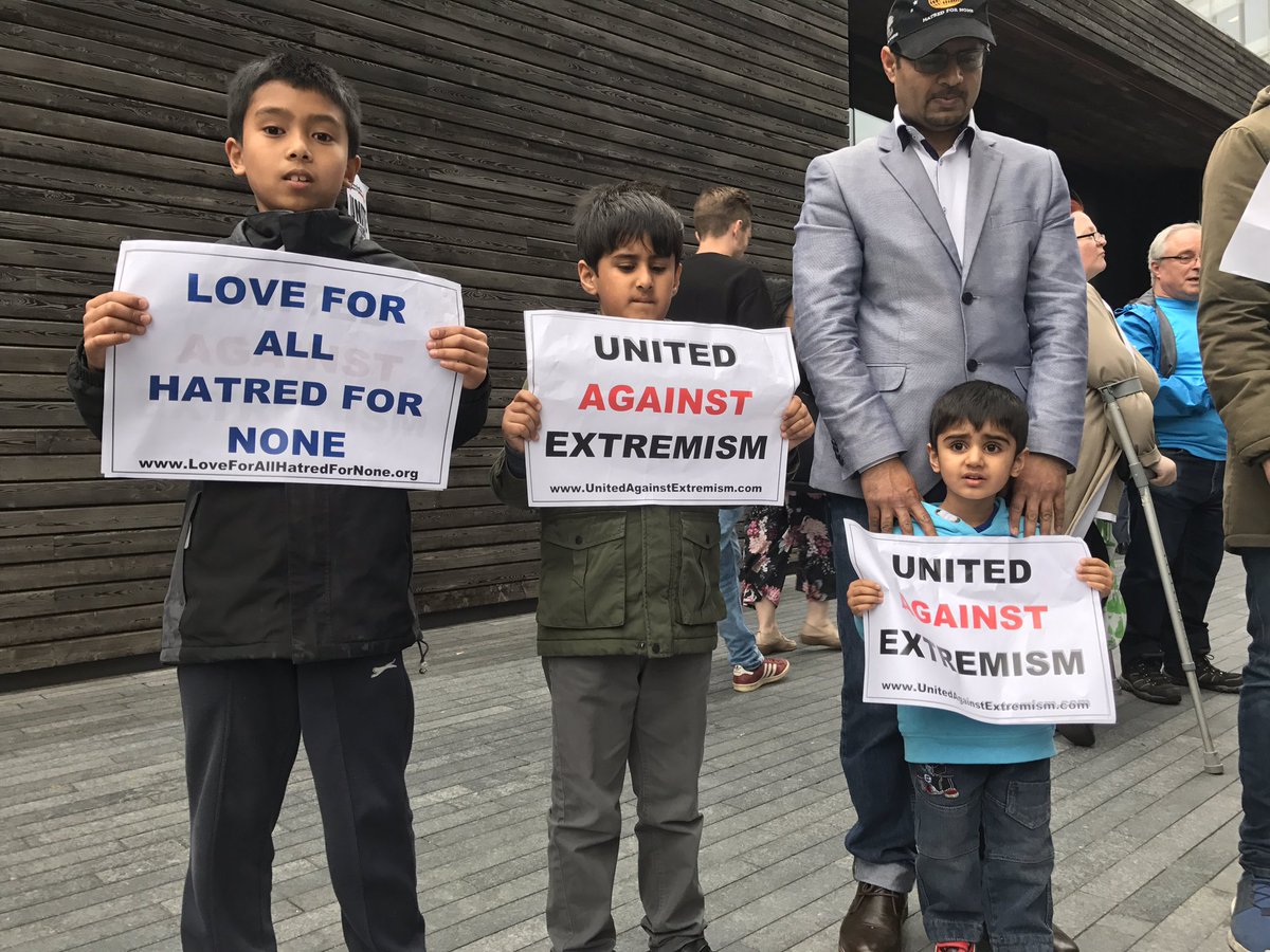 AtfalBF's tweet photo. Atfal from baitul futuh attending the vigil. Terrorism has no religion. #LondonAttacks #standingtogether #londonvigil #peace #unity #love https://t.co/tLJw4NySWo