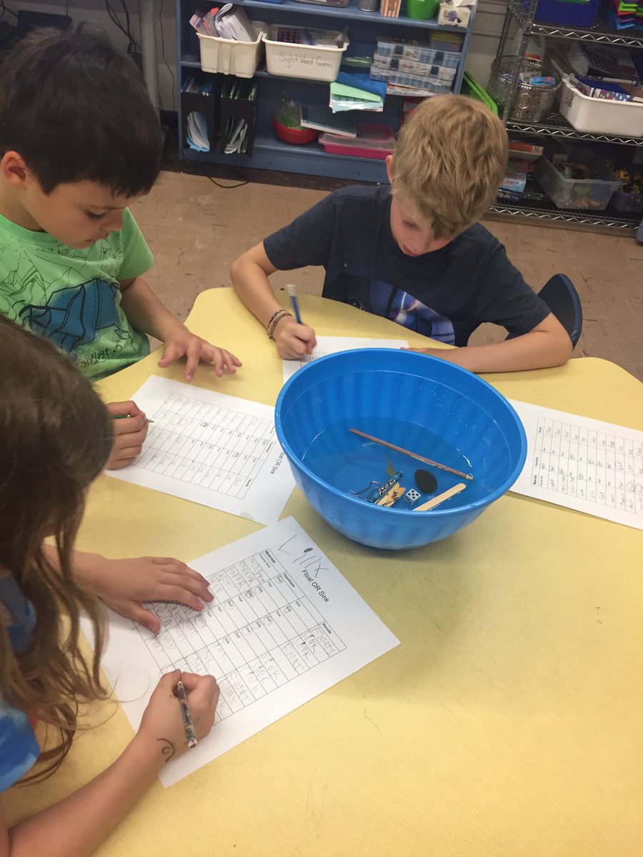mrsKroom8's tweet image. Ss testing materials that float or sink! Hands on learning about solids and liquids. #room8 #firstchat #secondchat #BRClearns