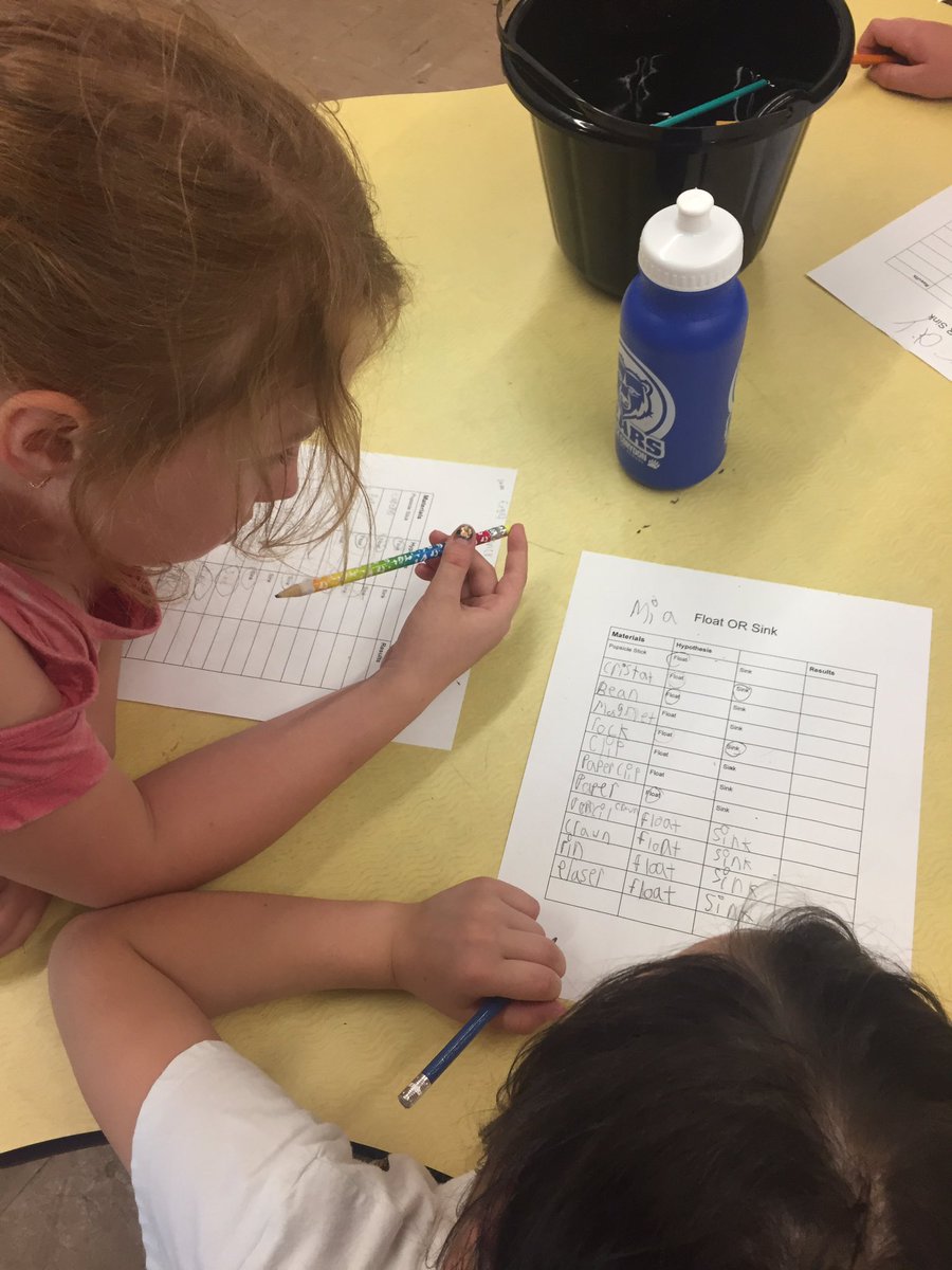 mrsKroom8's tweet image. Ss testing materials that float or sink! Hands on learning about solids and liquids. #room8 #firstchat #secondchat #BRClearns