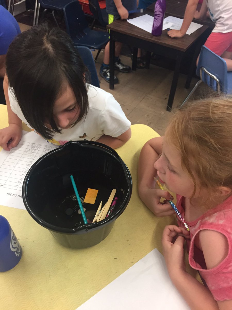 mrsKroom8's tweet image. Ss testing materials that float or sink! Hands on learning about solids and liquids. #room8 #firstchat #secondchat #BRClearns