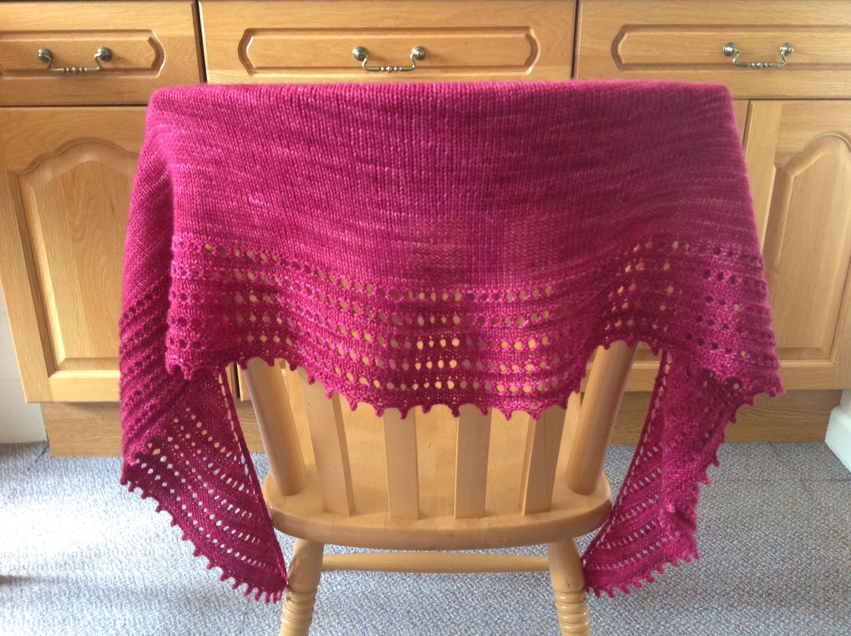 Dawnh1253's tweet image. Finished! Spindrift designed by @CuriousHandmade in gorgeous Falkland Merino hand dyed by @EdenCottage