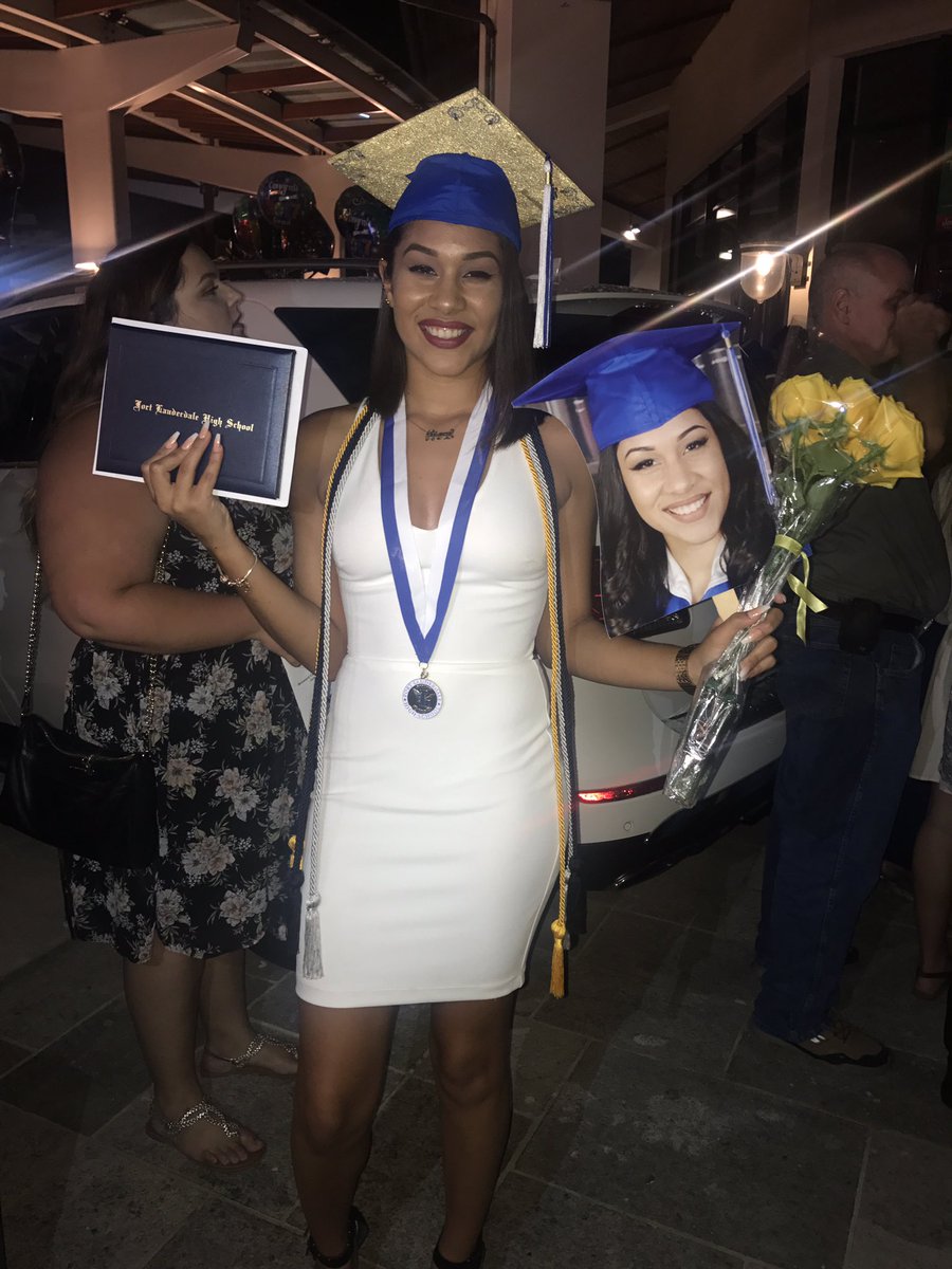 bvmii's tweet photo. 4.1 GPA 📈
294 hours📅
263 absences 😅
cords:G-honors,S-hours,B-joining navy,Blk-supposed to be cambridge
but ... 

i really made it 😭🎓👩‍🎓🎉 https://t.co/t3Q8dNwi8p
