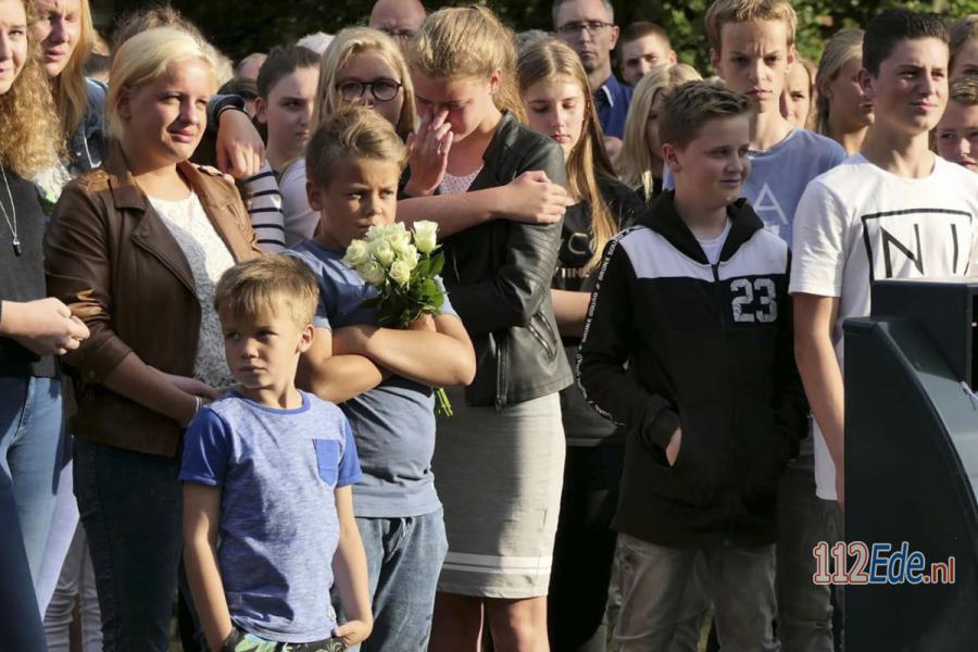 Inwoners van Hoevelaken herdenken Romy (14) 112.press/PK0N3q #Hoevelaken #112Nieuws https://t.co/0ZRhcW0yiN