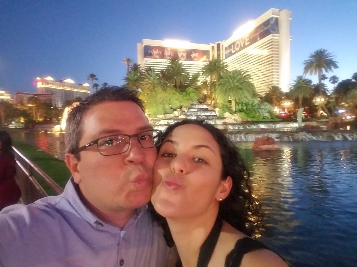 Yesmo79's tweet photo. Vegas baby! #Roadtrip2017 #TheMighty5 #Vacations2017 @CoroGS https://t.co/fjF6K3W0Qs