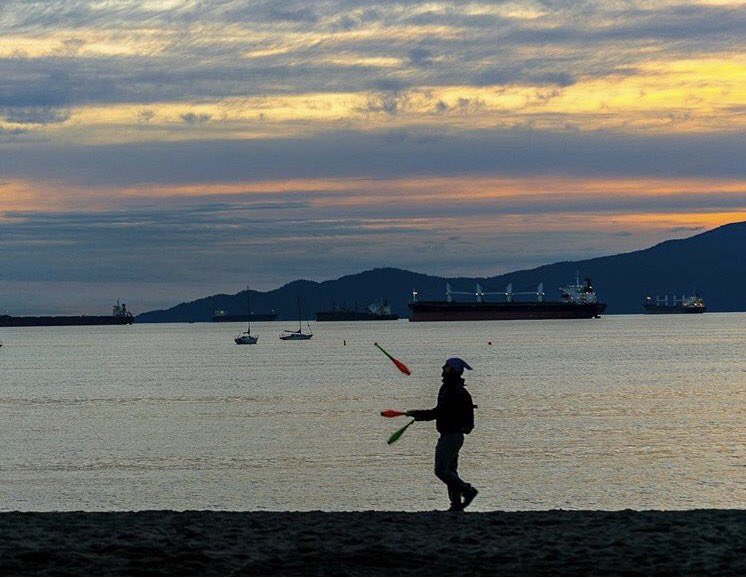 Monday multitasking. 📸: instagram.com/jmthomson1201.