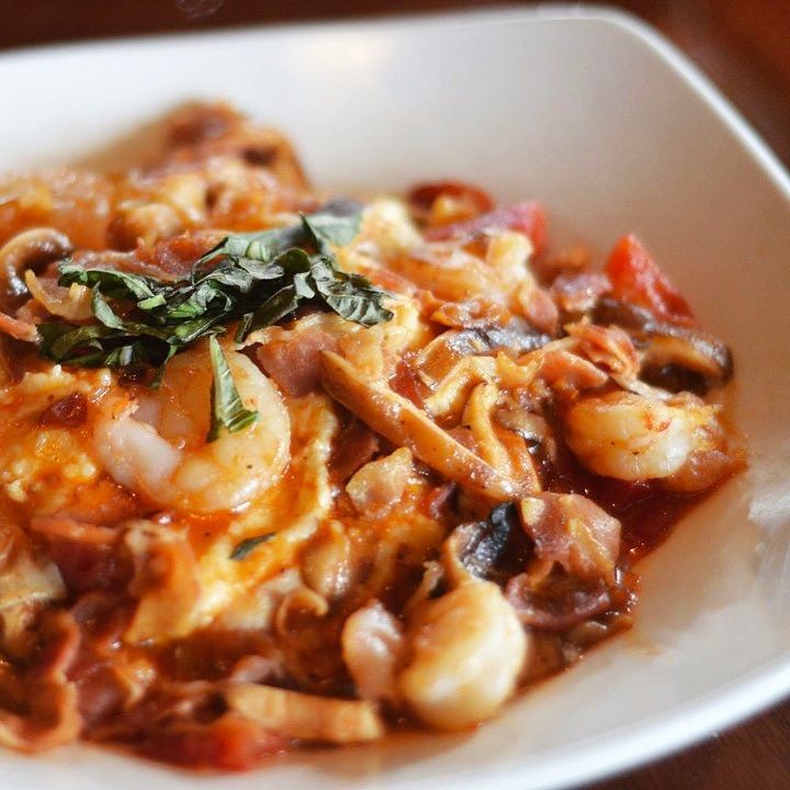 Rainy Monday essential: Winstons Grille shrimp & grits. #comfortfood #shrimpandgrits #southern 📸@savorycollection ift.tt/2rY10uP