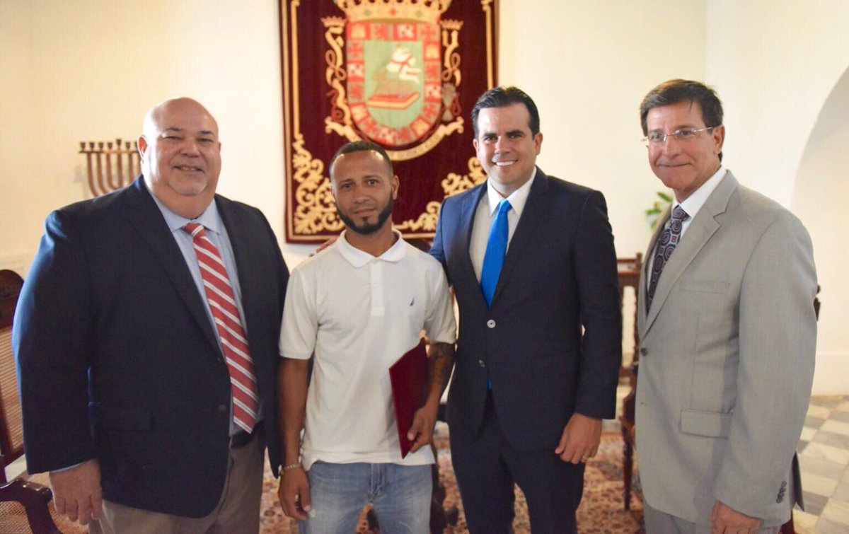 ricardorossello's tweet photo. Junto @LuisRiveraMarin y @JohnnyMndez2016 reconociendo al joven Ralph González quien ayudó en el rescate del accidente aéreo en Piñones. https://t.co/h888WCUIdZ