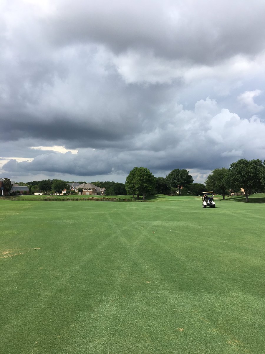MallorieAnders3's tweet photo. @NBCDFWWeather clouds rolling into Fort Worth https://t.co/iBcT1SnKnS