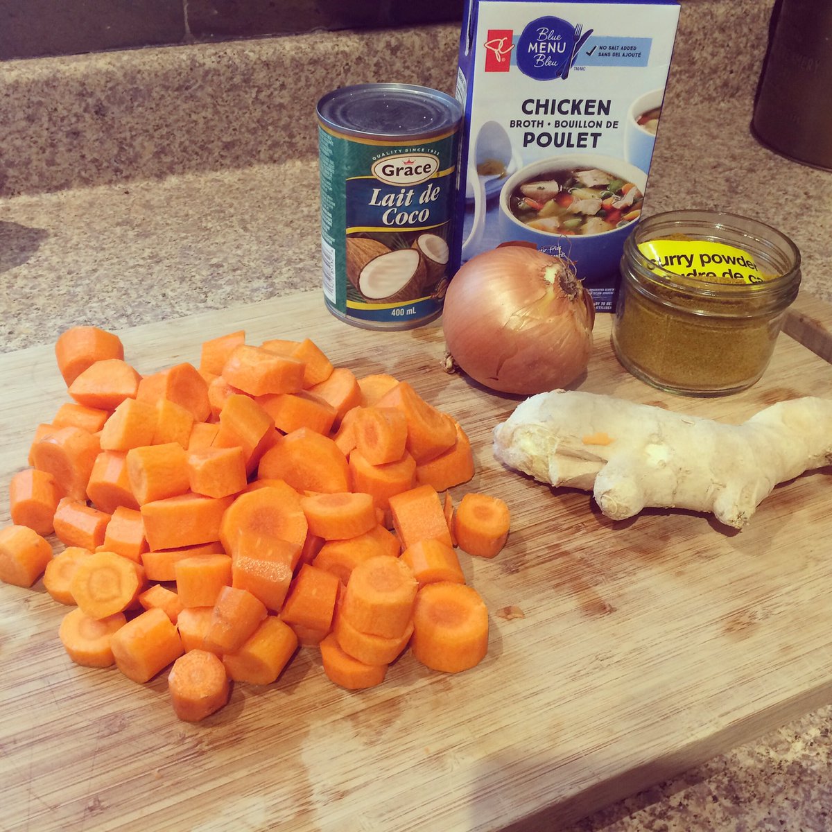 AlisonNutrition's tweet photo. Avec l'arrivée de l'automne (en plein mois de juin 😒) on cuisine un potage #carottes 🥕, #cari, #gingembre et #lait #coco. 🍲 @PresChoice https://t.co/h9u8cjlHzu
