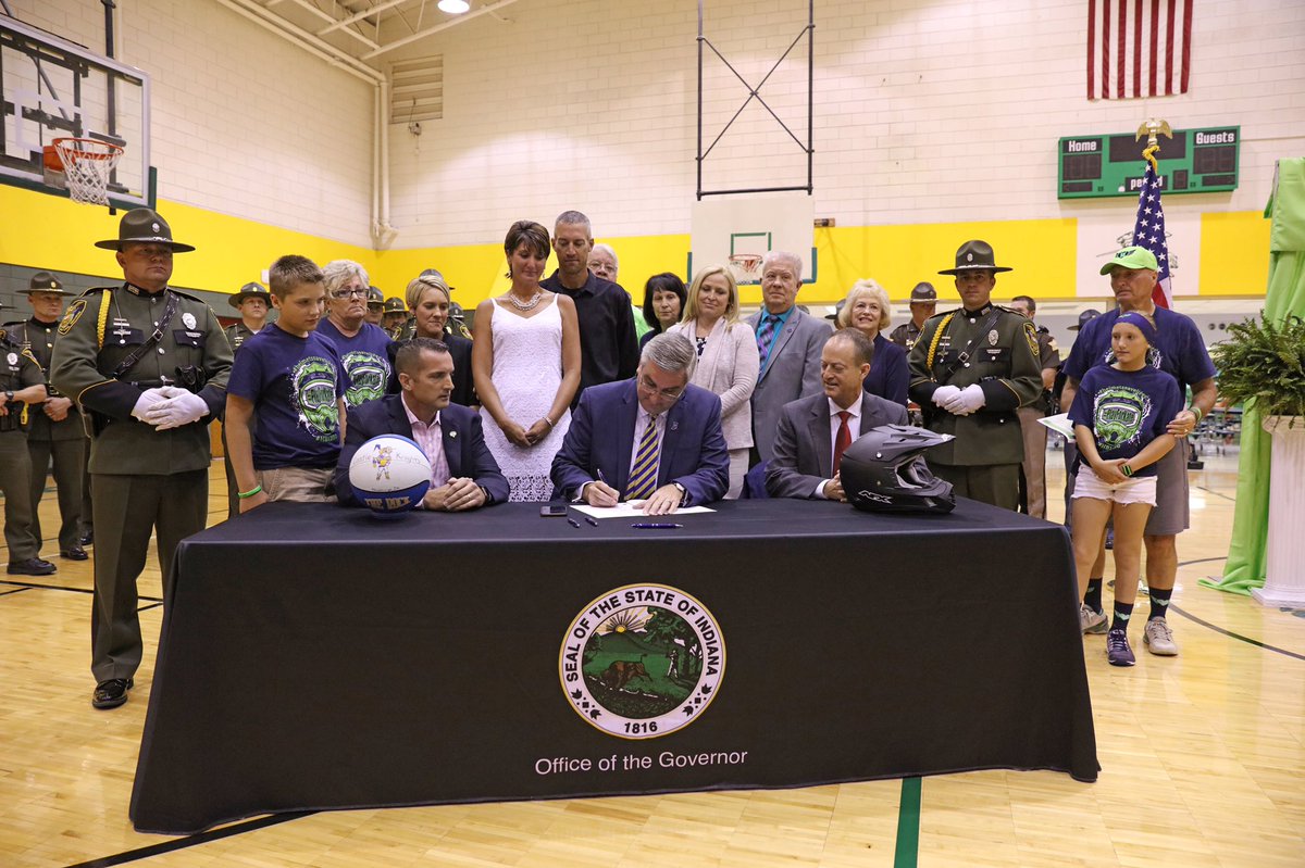 Gretchen421's tweet image. She did it! 🙌🏻💙💚The law has been signed! Get your helmets, people! #playforkate #hea1200 #helmetssavelives