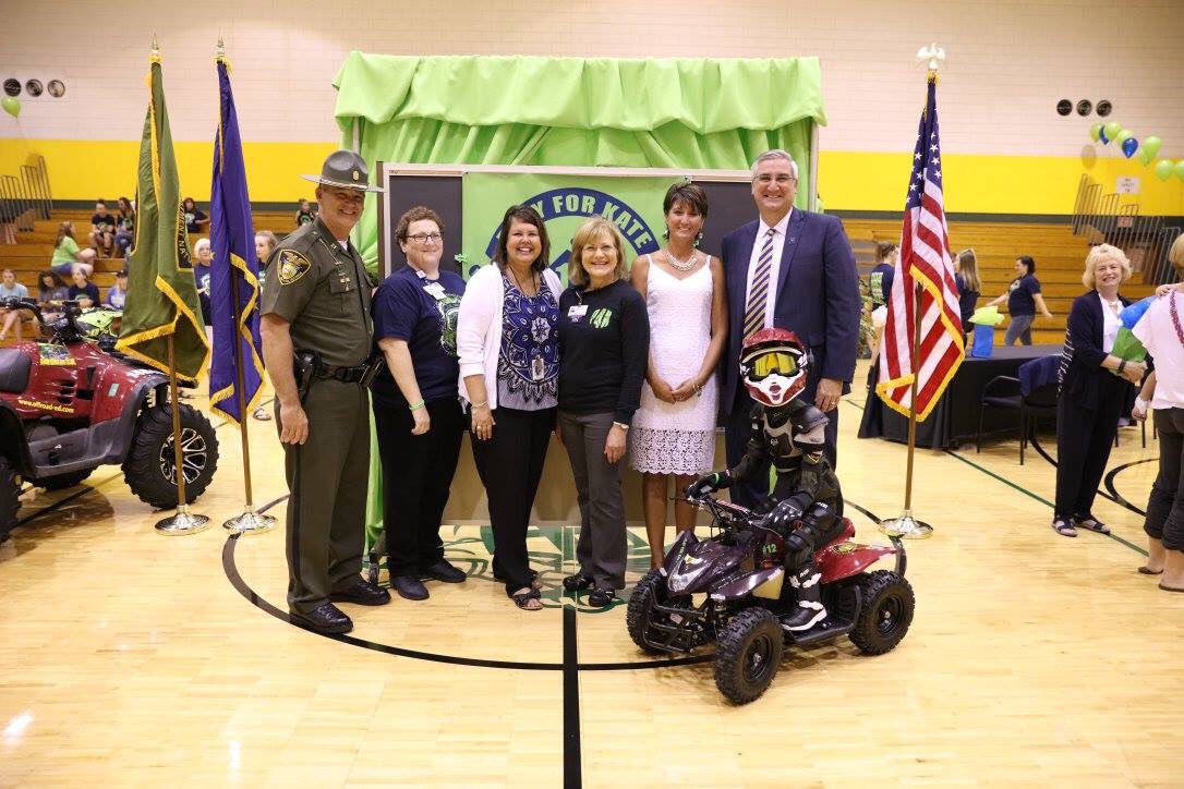 Gretchen421's tweet image. She did it! 🙌🏻💙💚The law has been signed! Get your helmets, people! #playforkate #hea1200 #helmetssavelives