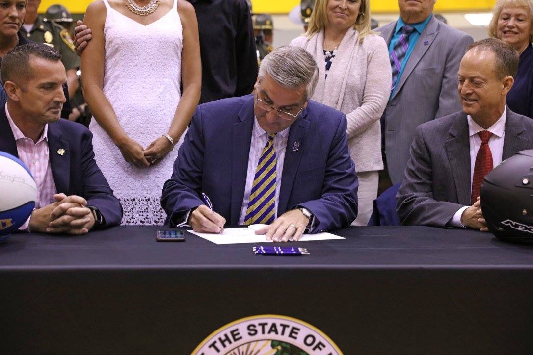 Gretchen421's tweet image. She did it! 🙌🏻💙💚The law has been signed! Get your helmets, people! #playforkate #hea1200 #helmetssavelives