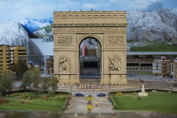 1stDibs's tweet photo. Miniature versions of the world’s cities are in Times Square thanks to @Gulliversgate: https://t.co/58JXcLb1tb https://t.co/lYBSsySQkT