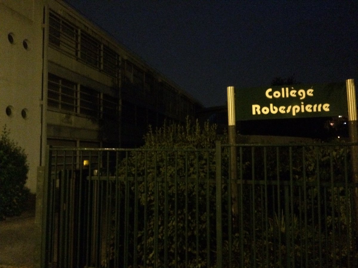 raphtual's tweet photo. Des dizaines de jeunes retranchés au collège Robespierre de Saint-Etienne-du-Rouvray. Dégradations à l'intérieur. Police sur place https://t.co/thi55wtR3p